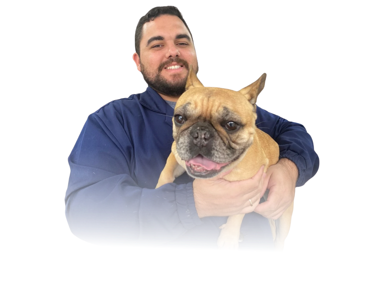 Veterinário do Hospital Dr. Drummond segurando um cachorro